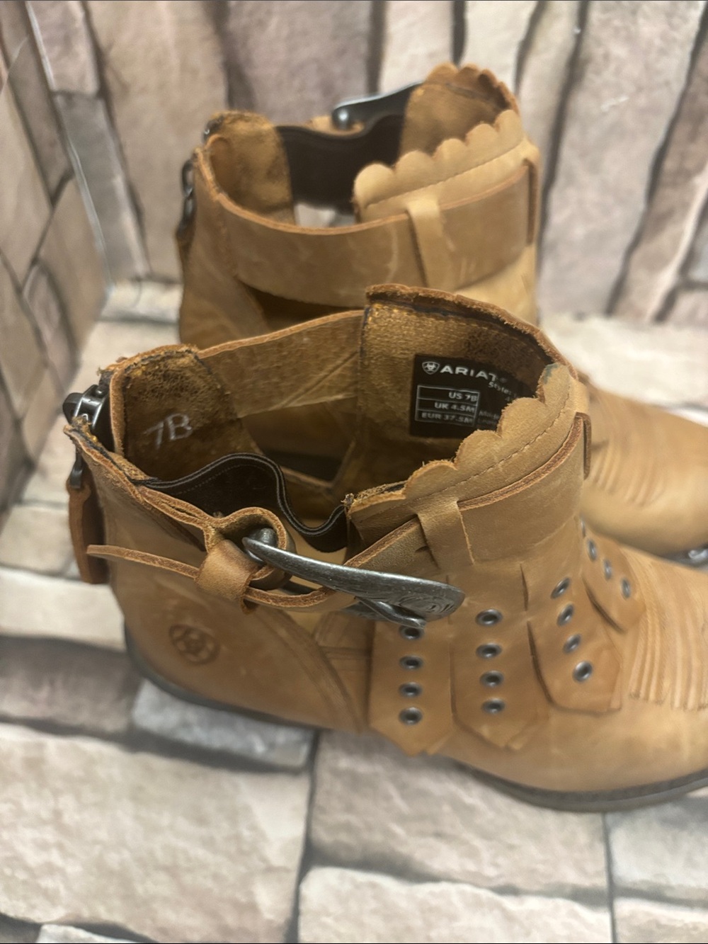 Ariat Hadley leather ankle boots 
Size 7B - Picture 4 of 11